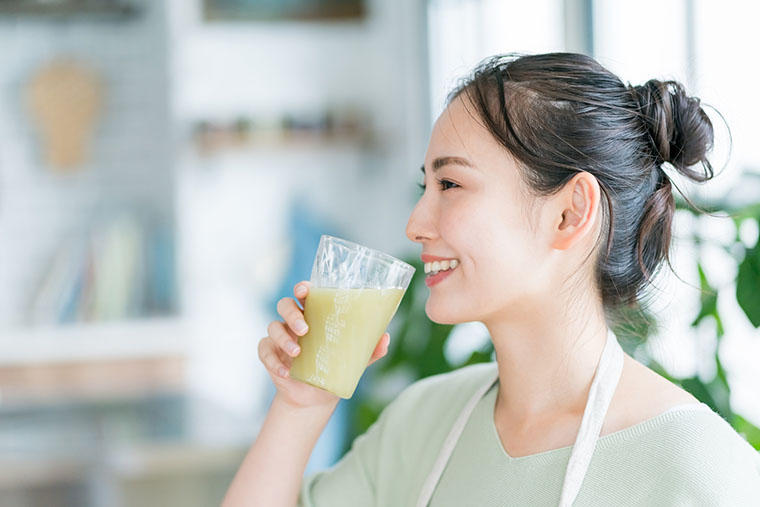 スムージーを飲む女性
