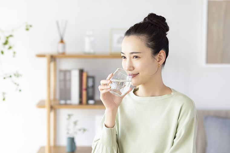 水を飲む女性