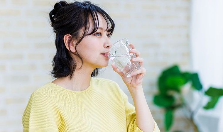 水を飲む女性