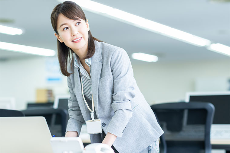椅子から立ち上がる女性