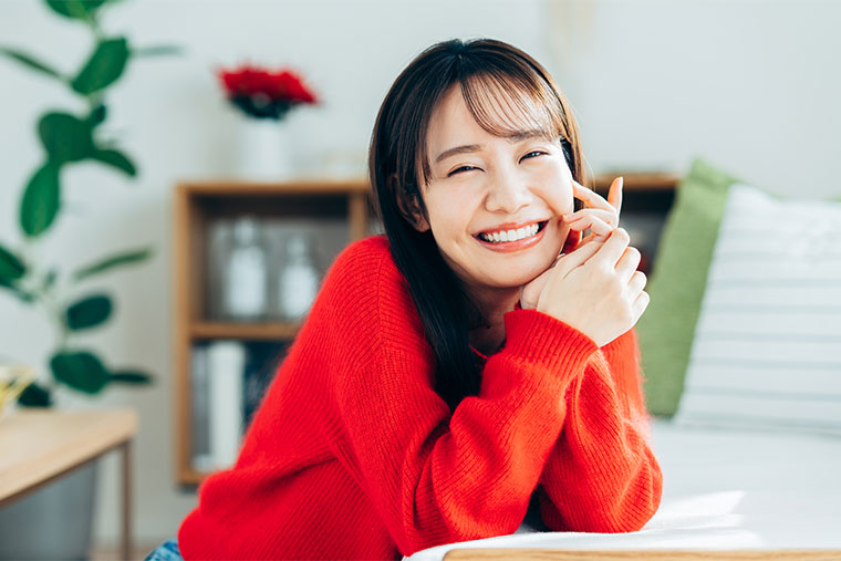 赤い服を着た女性