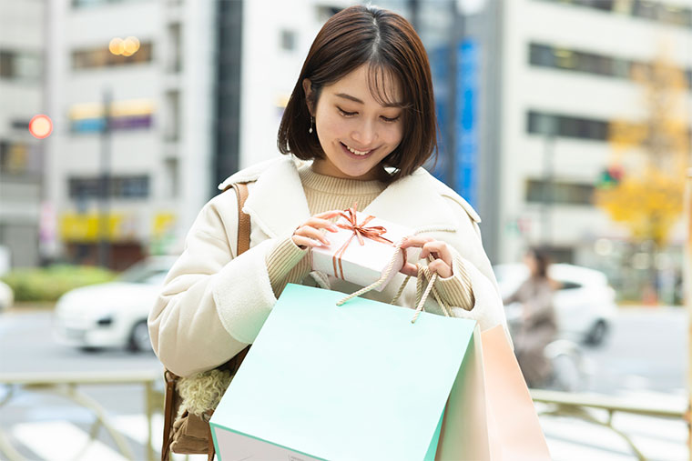 買い物をする女性