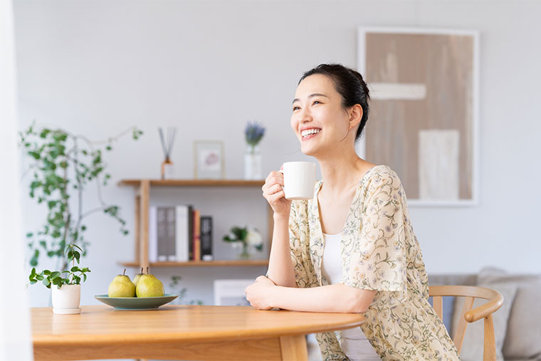 コーヒーを飲む女性