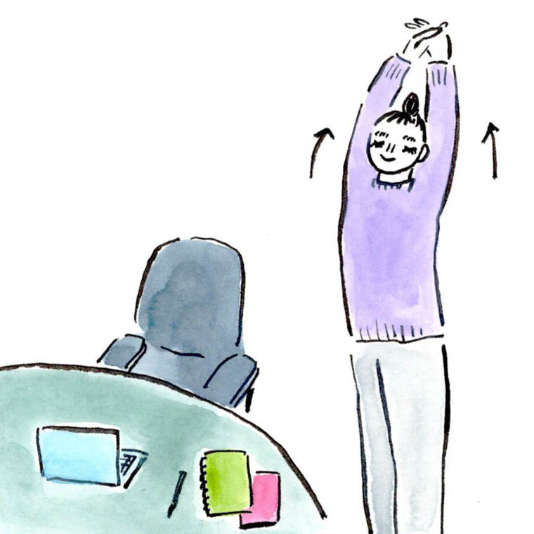 背伸びをしている女性