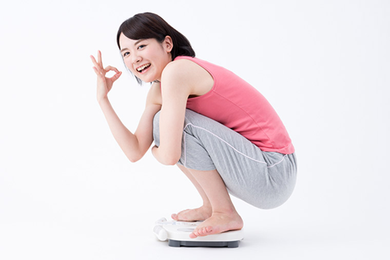 体重計にのる女性