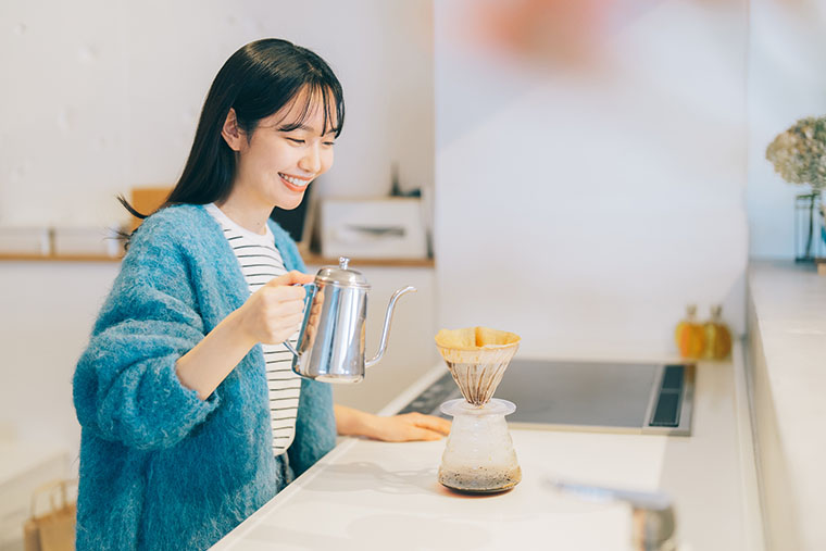 コーヒーをいれる女性