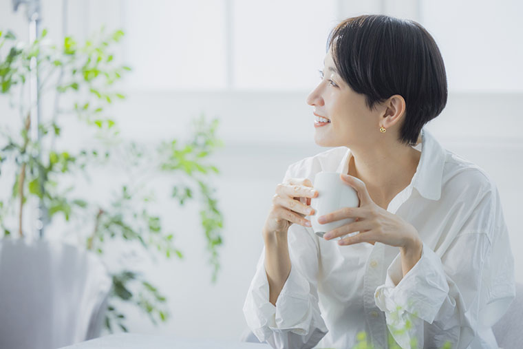 コーヒーを飲む女性