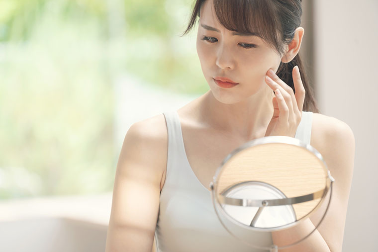 肌チェックする女性