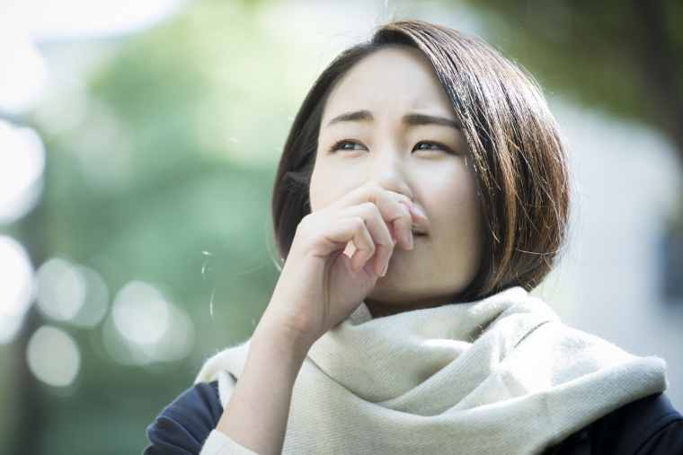 鼻がムズムズしている女性