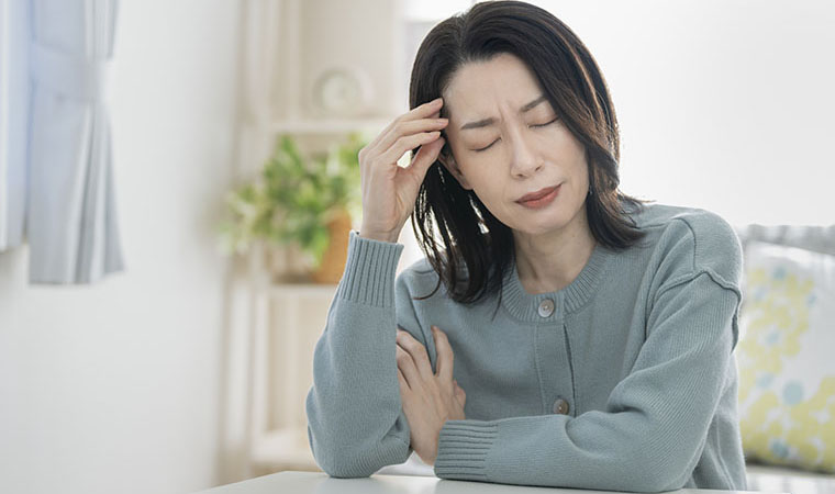頭痛を感じる女性