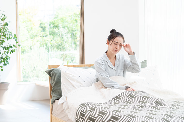 寝ても疲れが取れない女性