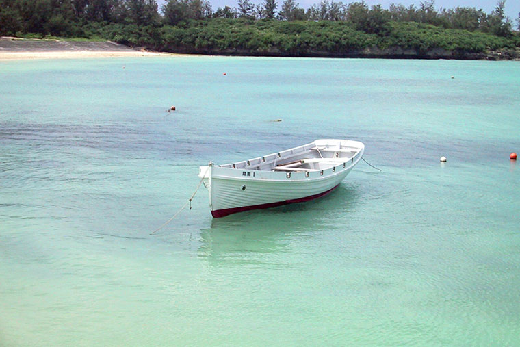 海に浮かぶ舟