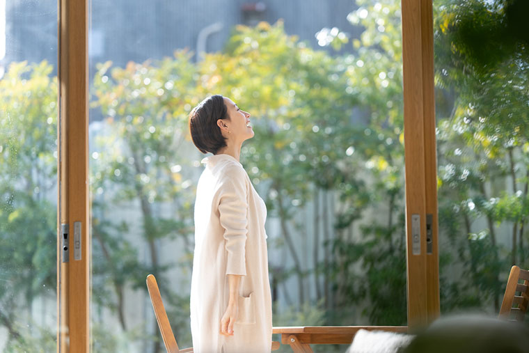 深呼吸をする女性