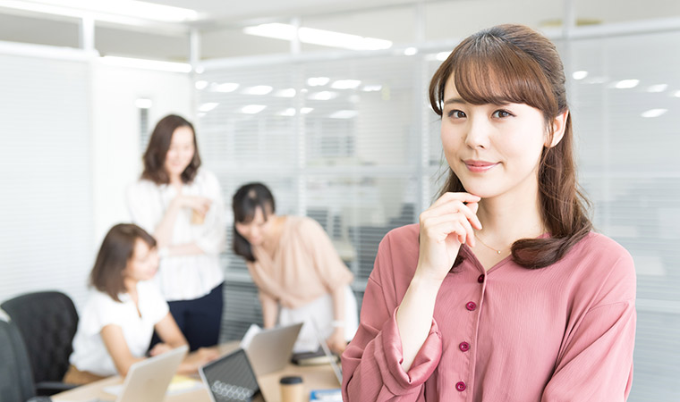 オフィスで働く女性