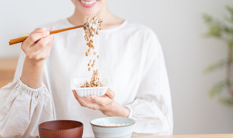 朝食の納豆を混ぜるミドル女性