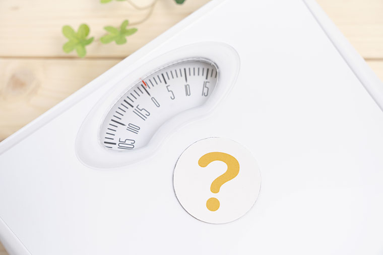 体重計とクエスチョンマーク