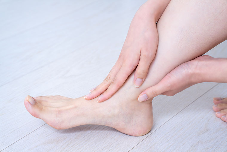 足首