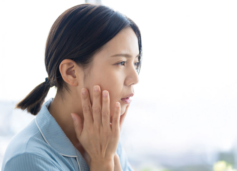 肌荒れに悩む女性