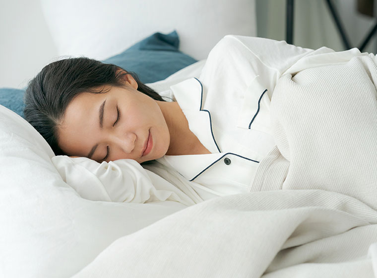 睡眠中の女性