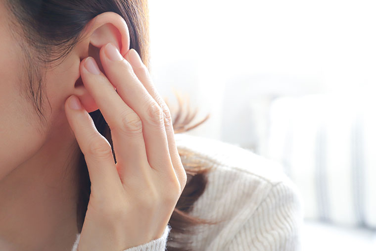 耳を触る女性