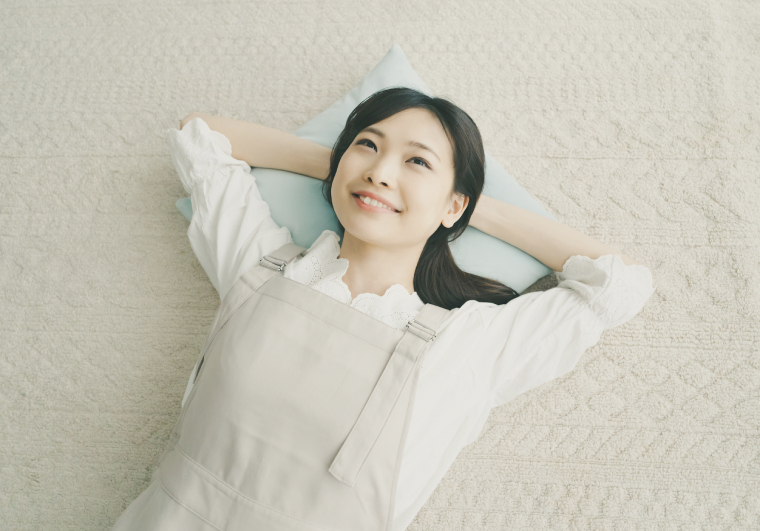 あおむけになってぼんやりしている女性