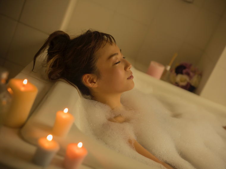 お風呂でゆったりしている女性