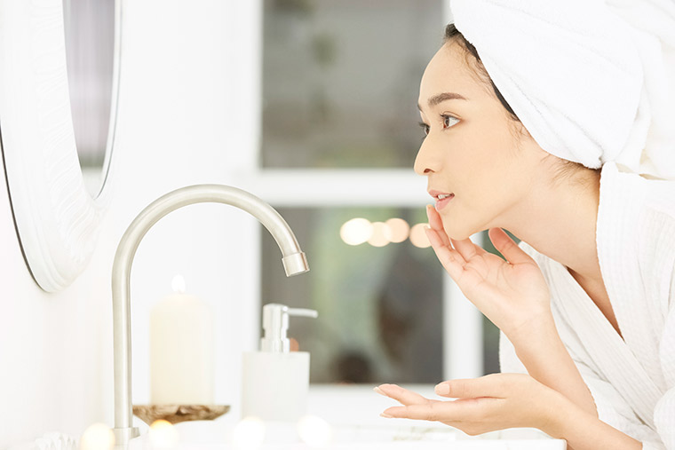 メイクを落とす女性