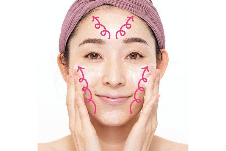 乳液を顔全体に塗り広げくるくるとマッサージ