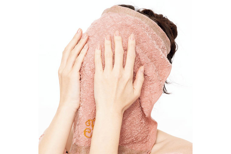 タオルを顔に広げてメイクや汚れを写し取る