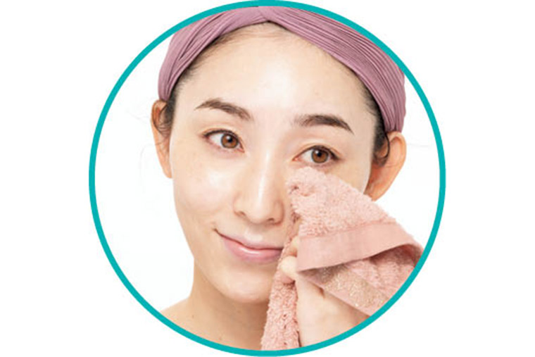 細かい部分は指先で拭き取る