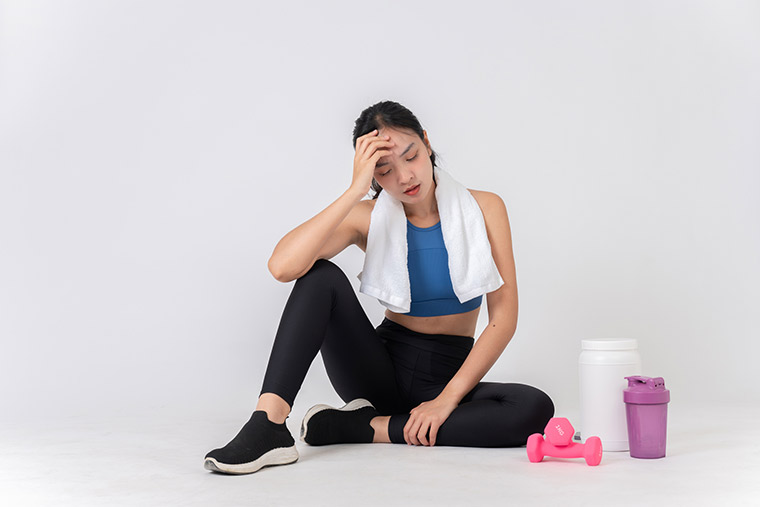 運動して疲れた女性